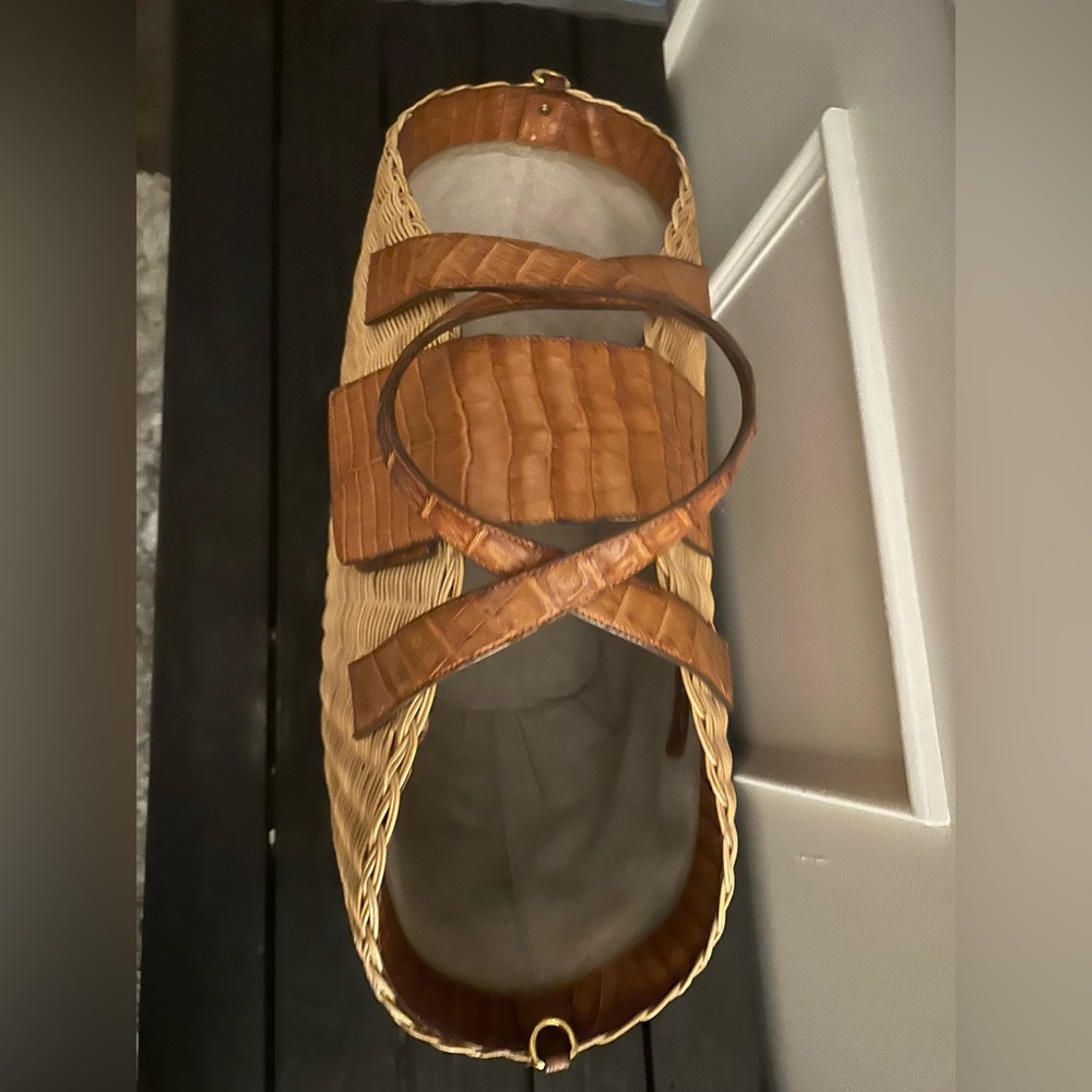 Gorgeous Parisian style wicker/alligator leather tote. Nancy Gonzales. - Picture 5 of 11